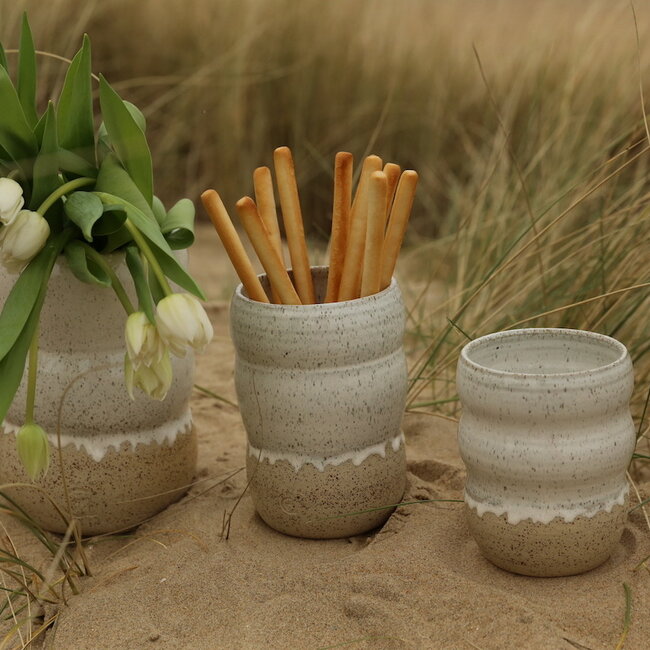 Un vase blanc en céramique fait main aux formes artistiques élégantes ronde