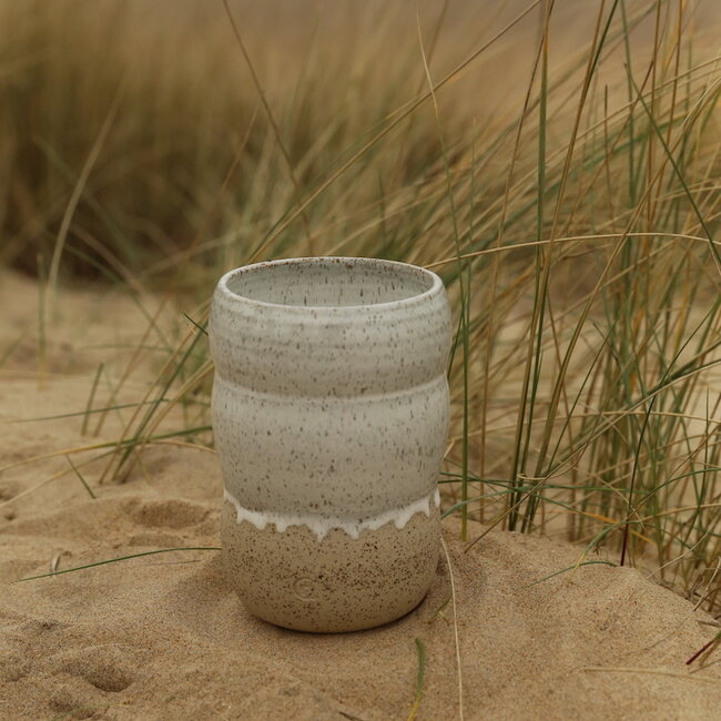 Een keramische handgemaakte witte vaas met elegante ronde artistieke vormen
