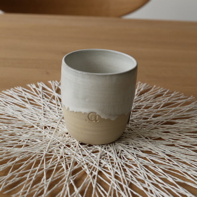 Tasse contemporain en céramique fait main du service et de la collection "White Dunes"