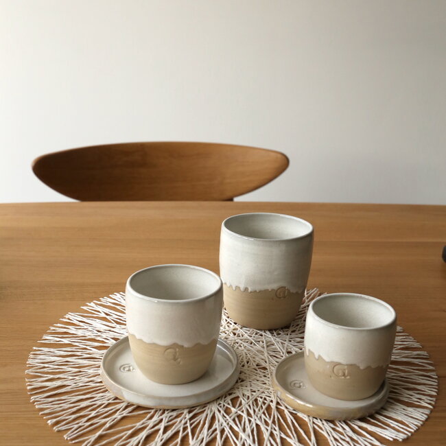 Hedendaagse, handgemaakte keramische tas van het servies en de collectie “White Dunes"