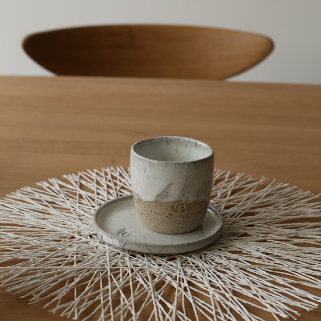 Hedendaagse, handgemaakte keramische tas van het servies en de collectie “White Spots"