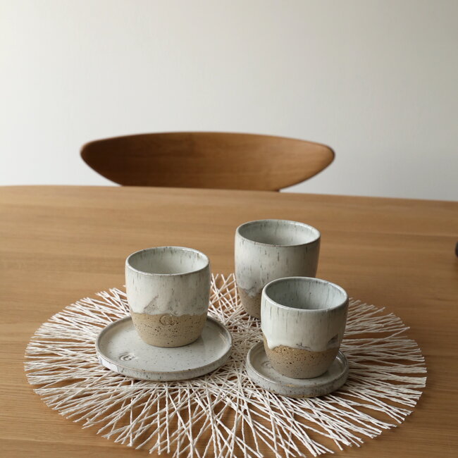 Tasse contemporain en céramique fait main du service et de la collection "White Spots"