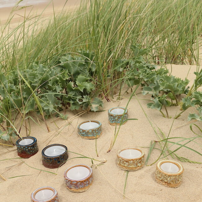 Handgemaakte keramische theelichthouder, Beach carving