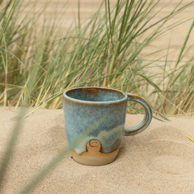 Tasse avec oreille contemporain en céramique fait main du service et de la collection "Menthe"