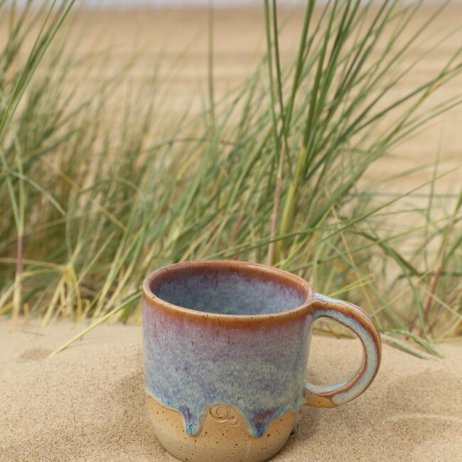 Tasse avec oreille contemporain en céramique fait main du service et de la collection "Sunrise"