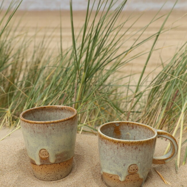 Tasse avec oreille contemporain en céramique fait main du service et de la collection "Moutarde"