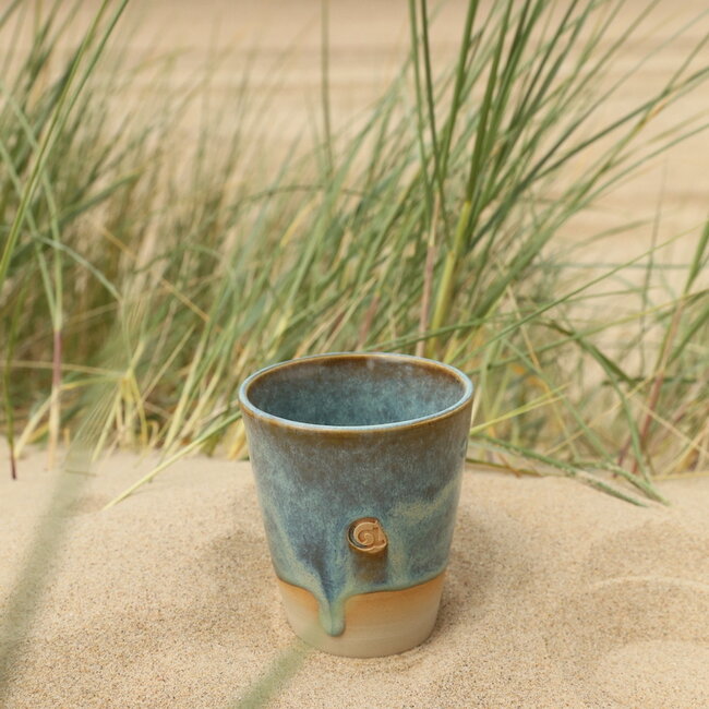 Tasse de thé ou d’eau  contemporain en céramique fait main du service et de la collection "Menthe"