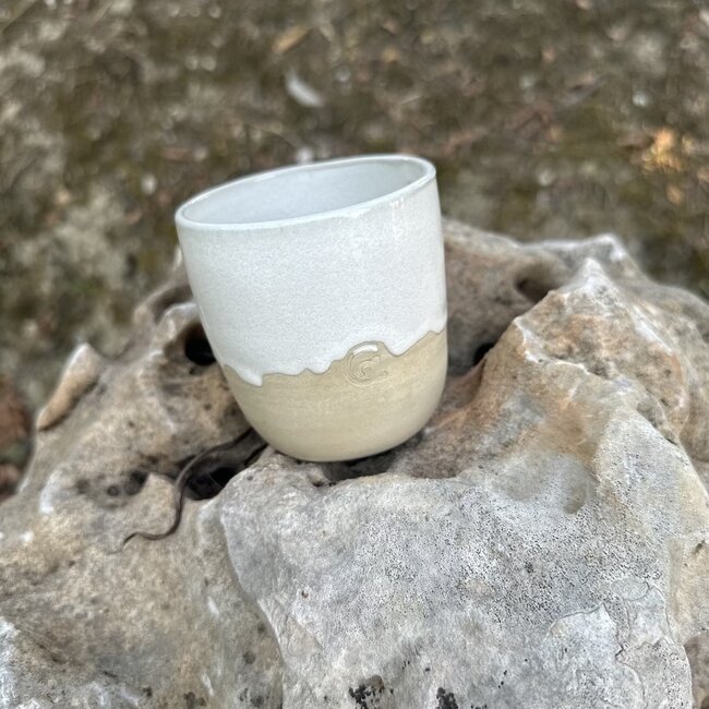 Hedendaagse, handgemaakte keramische tas van het servies en de collectie “White Dunes"