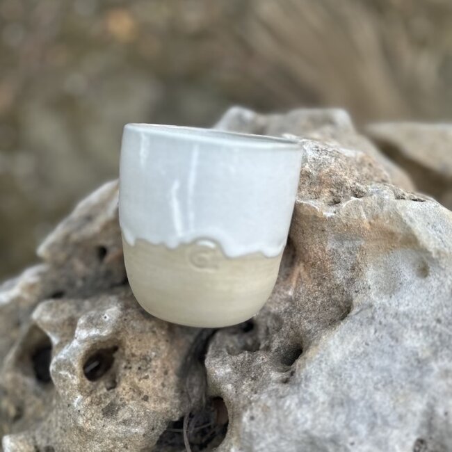 Tasse contemporain en céramique fait main du service et de la collection "White Dunes"