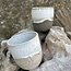 Tasse contemporain en céramique fait main du service et de la collection "Italien White"