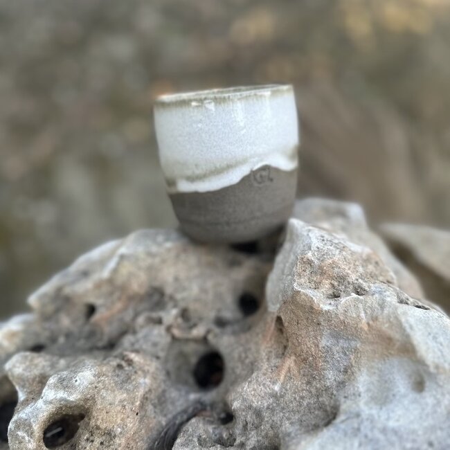 Hedendaagse, handgemaakte keramische tas van het servies en de collectie “Italian White"