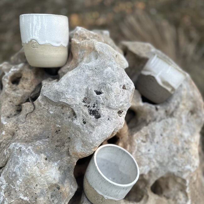 Tasse contemporain en céramique fait main du service et de la collection "White Spots"