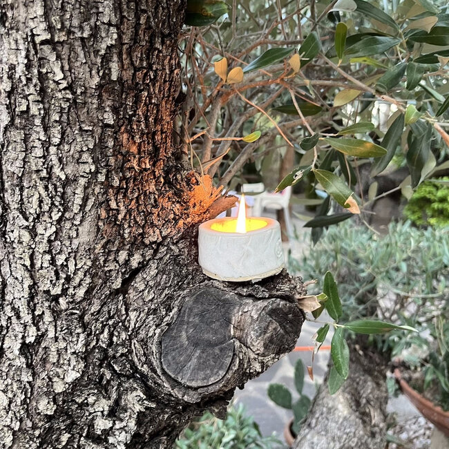 Handgemaakte theelichthouder van keramiek bewerkt met de carving-techniek