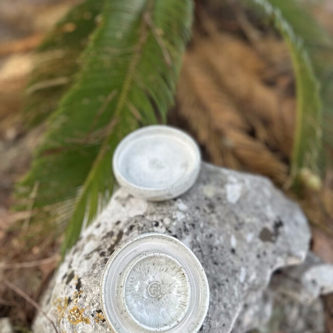 Petit plat à huile en céramique fait à la main dans une belle glaçure blanc