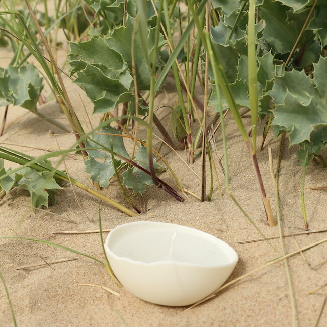 Photophore en porcelaine fait à la main avec une découpe élégante sur le bord.