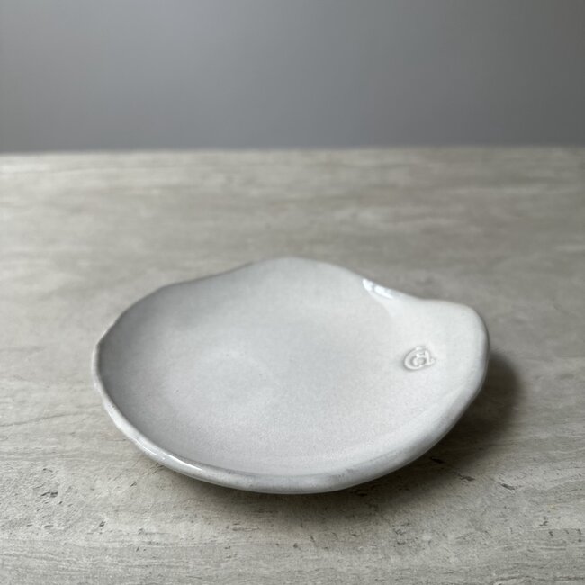 Schaaltje "White Spots" gebruikt voor hapjes maar ook zeer leuk voor als schoteltje van een koffietas of mok.