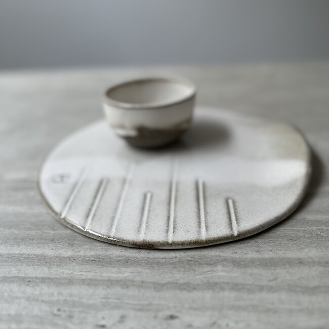 Assiette de présentation ronde faite à la main «Linea» des «Chefs Artisann i-line» avec Italian White