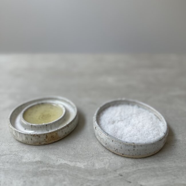 Handgemaakt keramisch olieschaaltje afgewerkt met mijn witte hoogbakkende glazuur