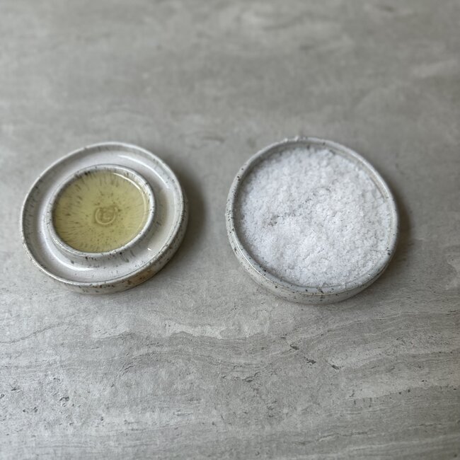 Het keramisch handgemaakt zout-, peper of tapas schaaltje van de collectie "White Spots"