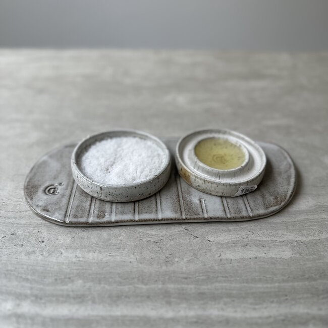 Le plat à sel, à poivre ou à tapas en céramique fait à la main de la collection "White Spots"