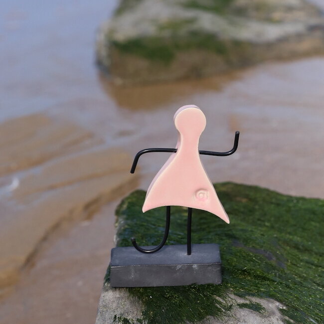 L'art représenté par une statue en céramique faite à la main est le symbole de l'unité, de l'amitié, de l'amour, du bonheur,... et bien plus encore.