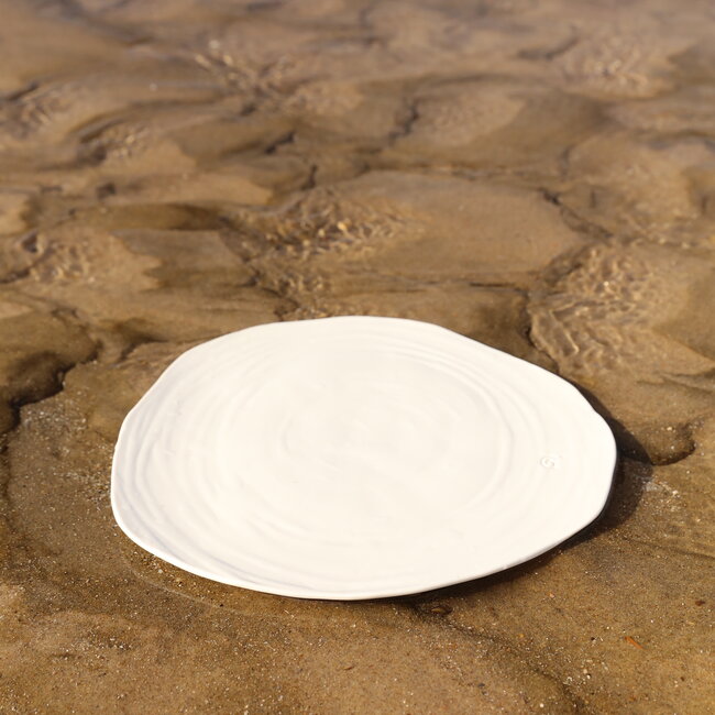 This unique porcelain plate has a beautiful border with the drawings of the beach "La Plage".