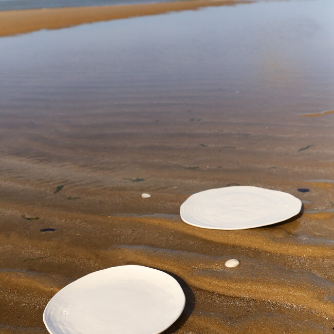 Een tijdloos uniek lichtgebogen en bord  met een unieke “La Plage” boord straalt klasse uit.