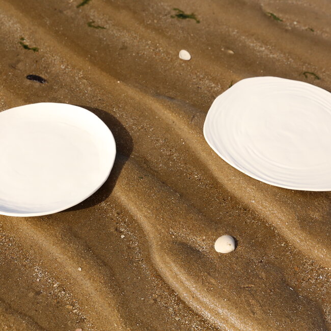This unique porcelain plate has a beautiful border with the drawings of the beach "La Plage".