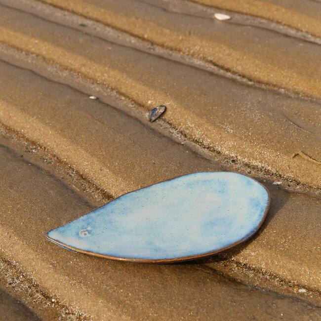 Handgemaakte borden geïnspireerd naar de mooie schelpen van onze Belgische kust "Inspired by the Sea"