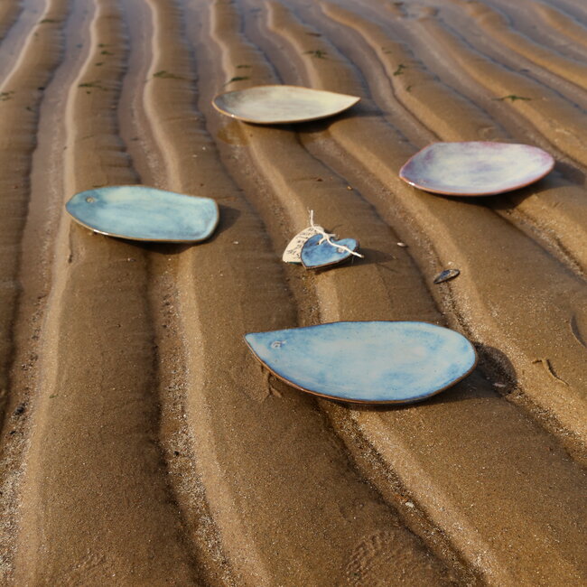Handmade plates inspired by the beautiful shells of our Belgian coast "Inspired by the Sea"