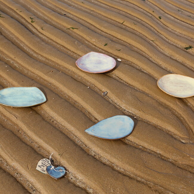 Een unieke set handgemaakte borden geïnspireerd naar de mooie schelpen van onze Belgische kust "Inspired by the Sea"