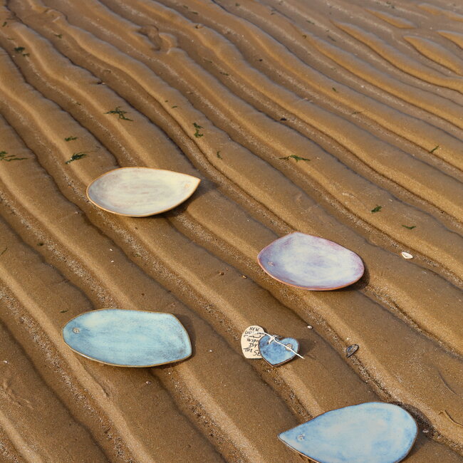 Un set d'assiettes artisanale unique inspiré par les magnifiques coquillages de notre côte belge. "Inspired by the Sea"