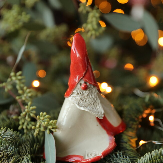 Artistieke eigentijdse charmante kerstmannetje