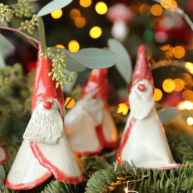 Artistieke eigentijdse charmante kerstmannetje