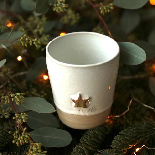 Wit handgemaakte keramische theetas van het servies “White Star" met een mosterdkleurige ster