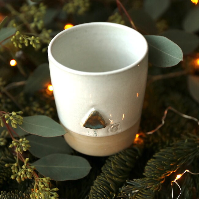 Tasse de thé en céramique blanc fait main du service "White Christmas tree" avec une arbre de Noël coloure menthe