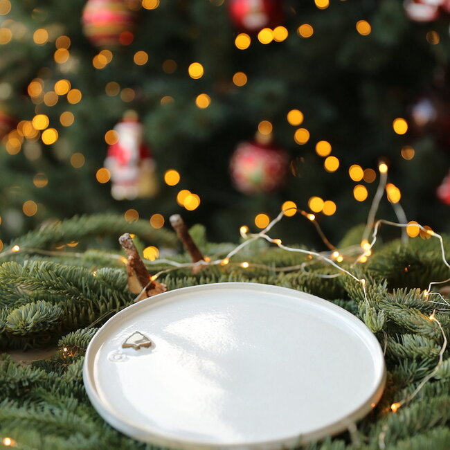 Assiette blanche en céramique faite à la main de la collection "White Christmas tree" avec un sapin de Noël couleur menthe