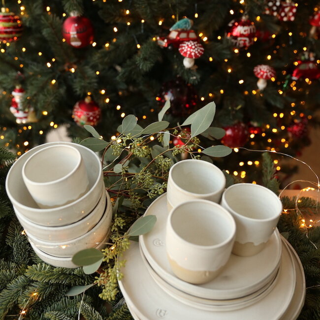 Handgemaakt keramisch wit tafelservies "White Dunes" kopen in een set - cadeaupakket