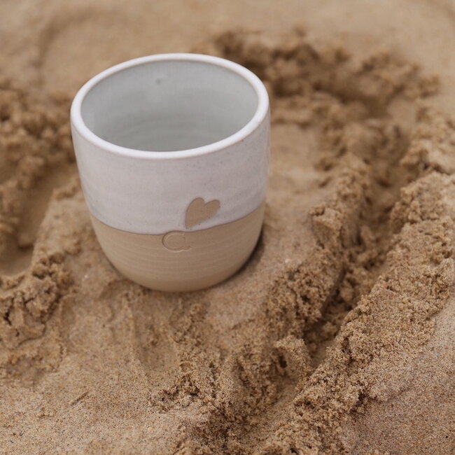 Tasse blanche céramique fait main du service "White Love" avec un coeur