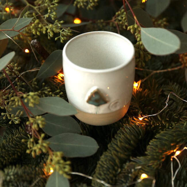 Tasse en céramique blanc fait main du service « White Tree » avec une étoile couleur menthe