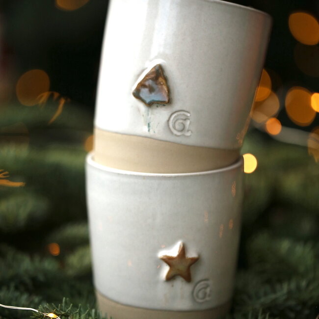 Tasse en céramique blanc fait main du service « White Tree » avec une étoile couleur menthe