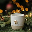 Wit handgemaakte keramische tas van het servies “White Star" met een mosterdkleurige zeester