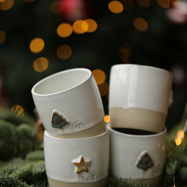 Tasse en céramique blanc fait main du service « White Star » avec une étoile de mer couleur moutarde