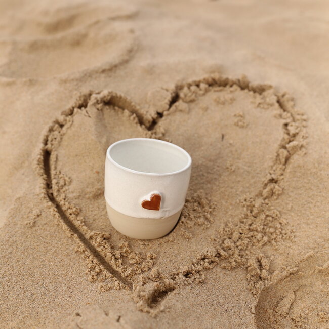 Tasse en céramique blanc fait main du service « White Heart » avec une coeur couleur sungreen