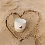 Tasse en céramique blanc fait main du service « White Heart » avec une coeur couleur sungreen