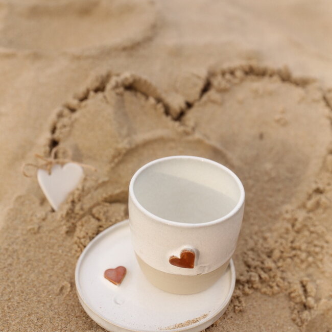 Tasse en céramique blanc fait main du service « White Heart » avec une coeur couleur sungreen