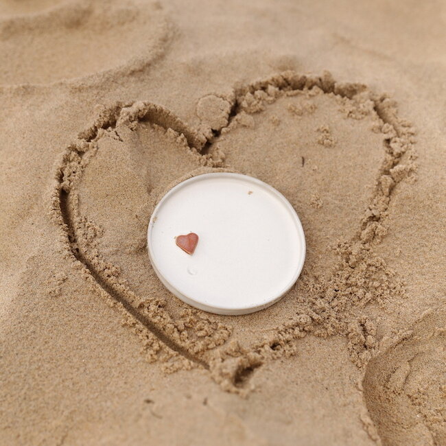 Wit handgemaakt keramisch bord van het servies en de collectie “White Heart" met een sungreen-kleurig hart