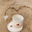 Wit handgemaakt keramisch bord van het servies en de collectie “White Heart" met een sungreen-kleurig hart