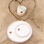 Wit handgemaakt keramisch bord van het servies en de collectie “White Heart" met een sungreen-kleurig hart