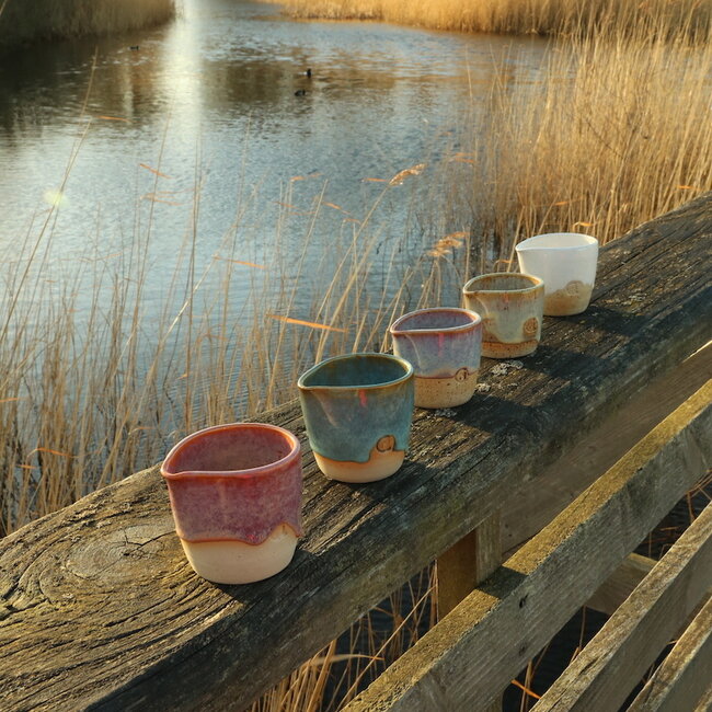 Keramisch handgemaakt melkkannetje van ons koffieservies "White Dunes"